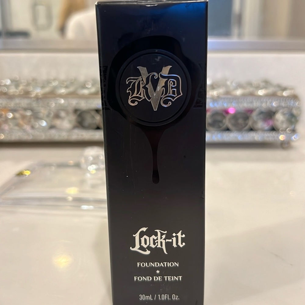 COPY - Medium warm 51 lock it Kat Von D foundation